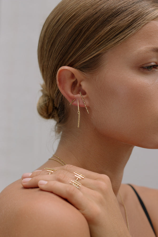 The Classic Bar Earring w/Chain 18Ct Gold